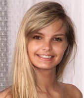 Suzie Carina