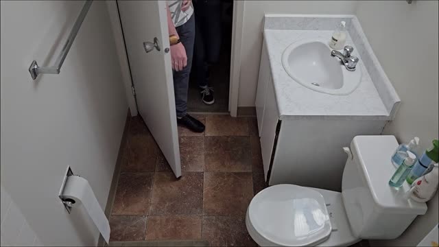 Donna delle pulizie scopata in bagno