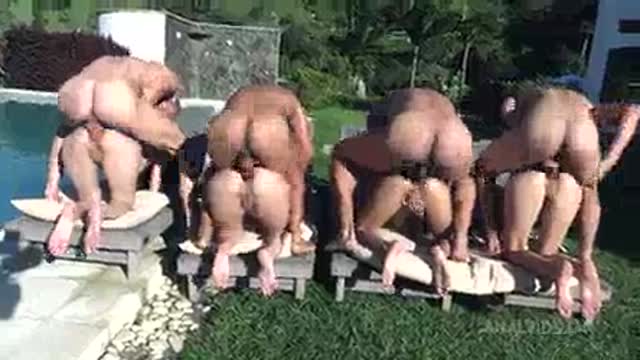 Sesso anale in classe con una diciottenne sborrata in culo