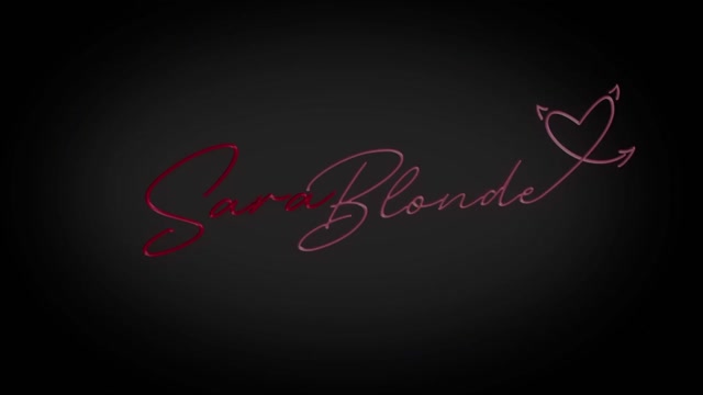 Mary Ann, bionda poppona ed occhialuta gode in sana scopata in cam