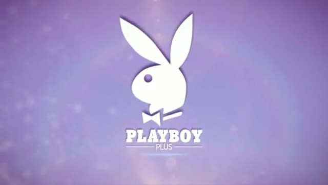 nuda, faccio una sfilata in giardino